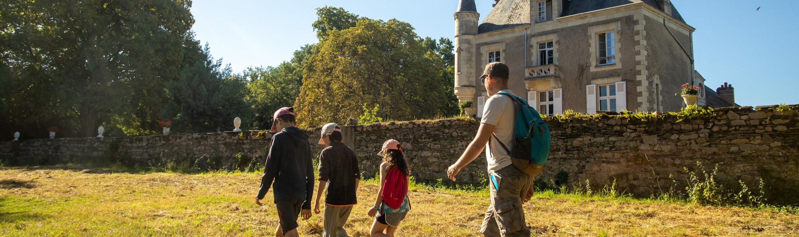 Famille marchant le long du sentier de Juvardeil